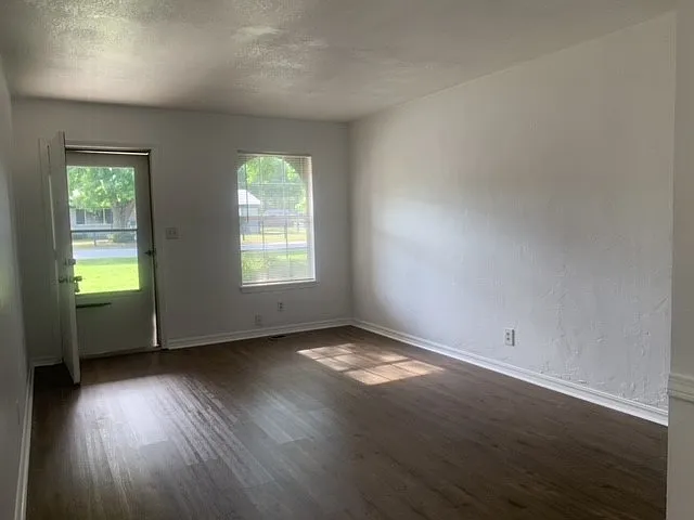 3 bed, 2.0 bath, 1146 sqft, $1,400 — Photo 2