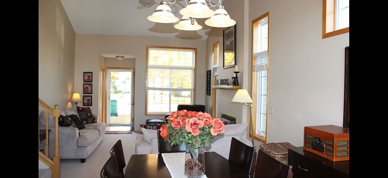 3 bed, 2.5 bath, 2100 sqft, $2,695 — Photo 3