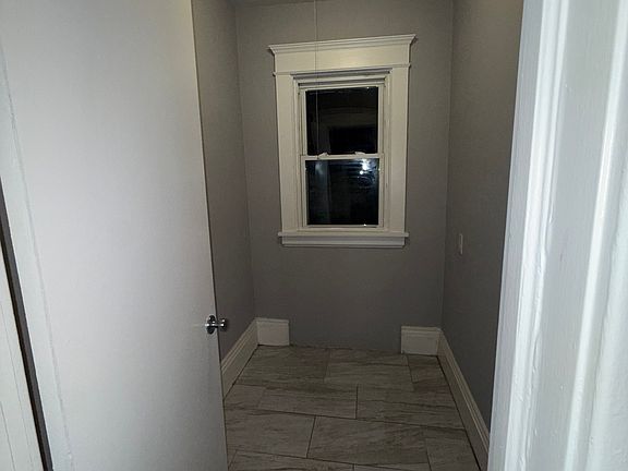 4th image of 651 Ivy Ave E Unit 2