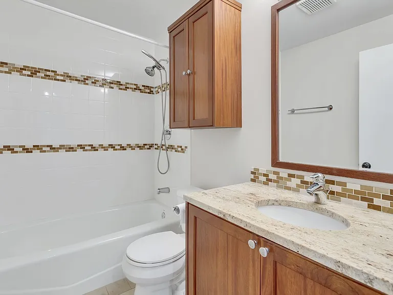 1058 California Ln SW — Photo 13