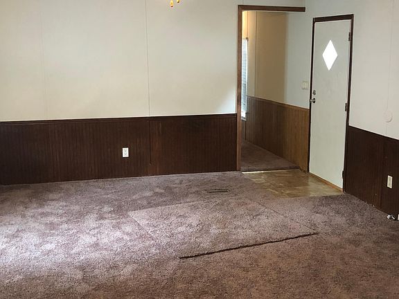 Large den area. Note new carpet.