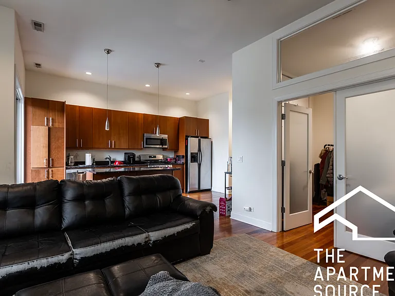 1350 W Augusta Blvd #201 — Photo 2