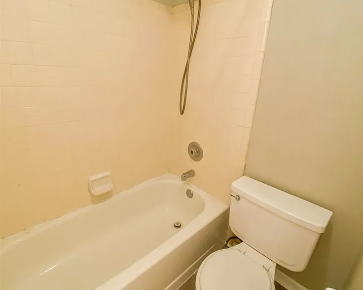 1104 Green Tree Ct #E — Photo 6