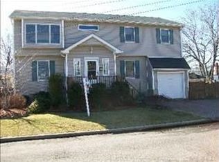 3924 Beacon Rd, Seaford, NY 11783