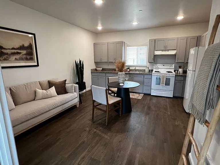 864 Pioneer St — Photo 25