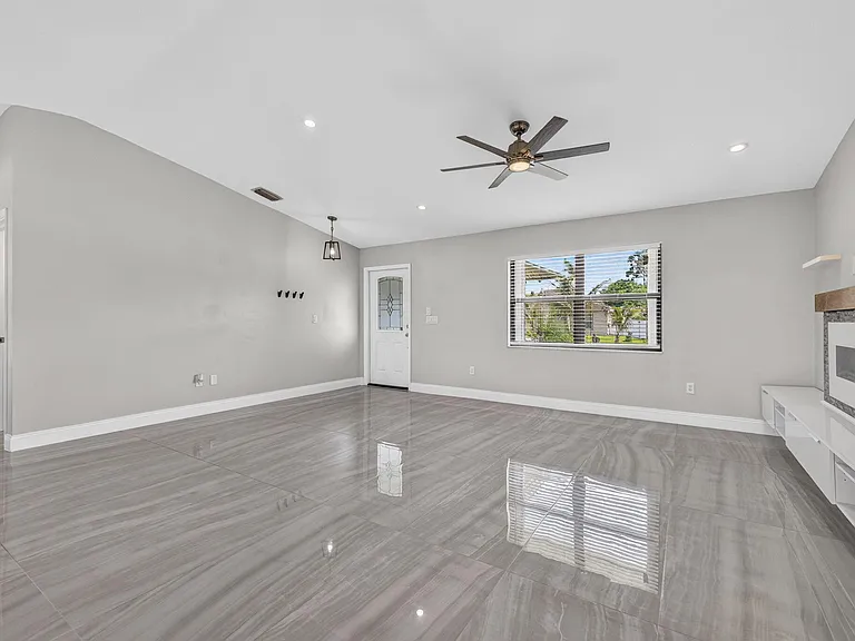 825 SE Starflower Ave — Photo 6