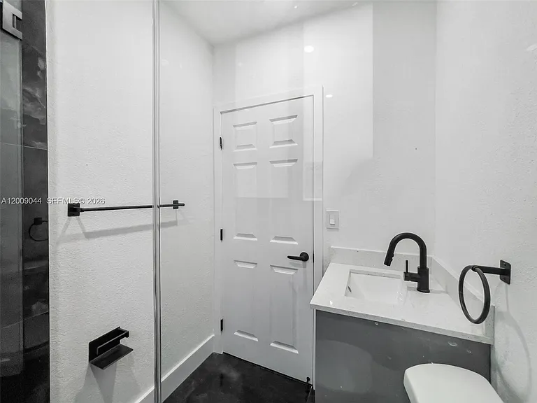 629 SW 10th Ave #6 — Photo 17