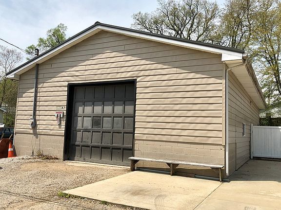 3rd image of 25 Daisy Ave