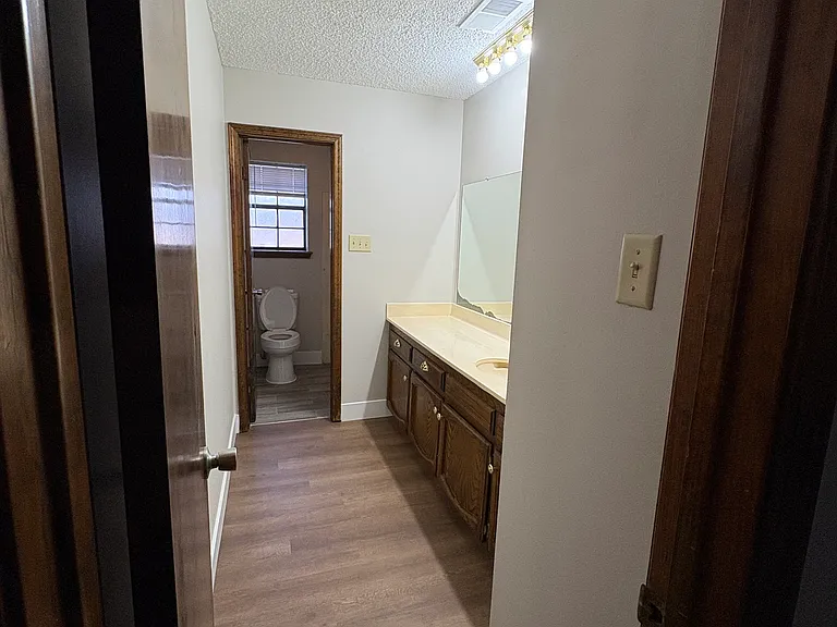 2730 S Meadowood Ave — Photo 11