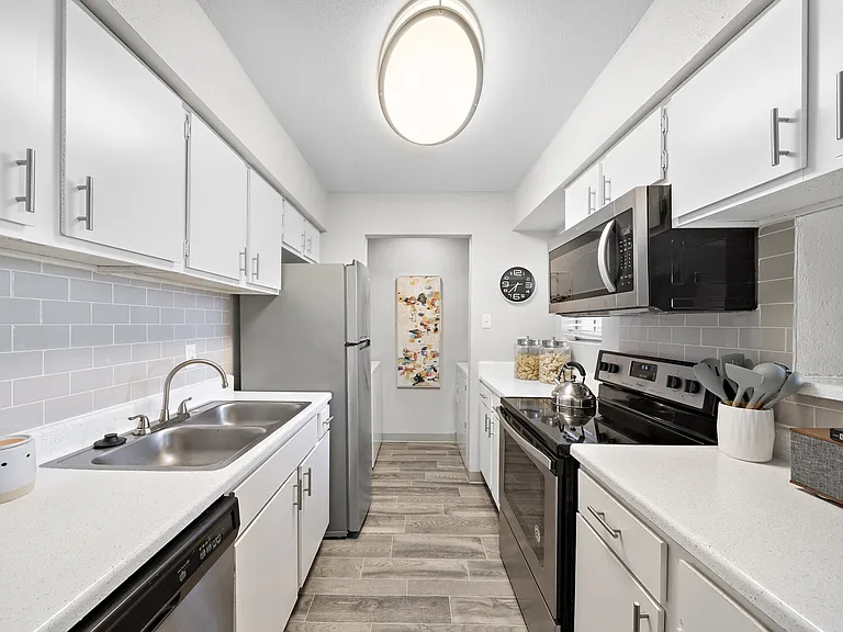 6Ten at Med Center Apartments — Photo 34