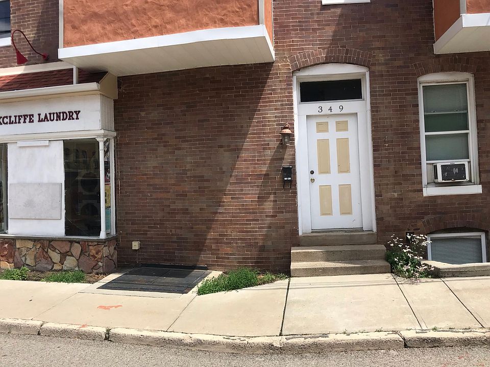 Entrance door corner building 349 Ophelia or 3200 Kennett same building