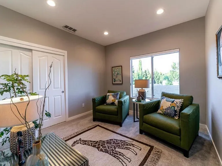 1050 Fox Run Ct — Photo 3