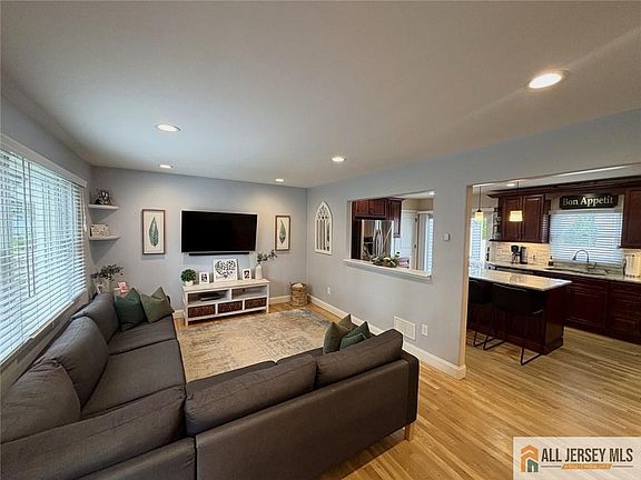 5th image of 8 Tanglewood Ln