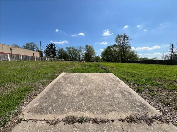 2331 S Sterling Ave, Independence, MO 64052