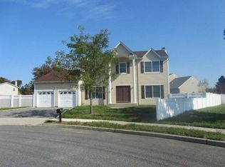 7 Bells Ct, West Islip, NY 11795