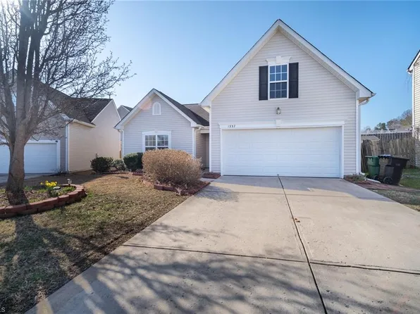 1237 Burkston Ct, High Point, NC 27262