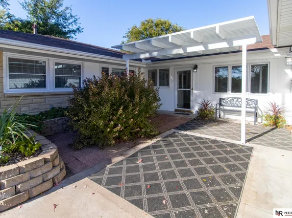 8120 Cobblestone Cir, Lincoln, NE 68510
