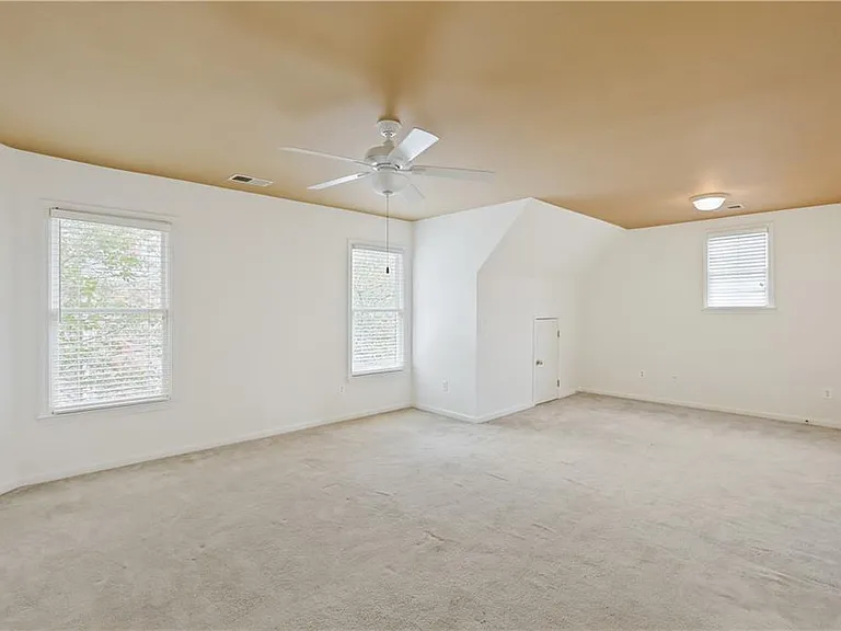 1452 Crown Ter — Photo 6