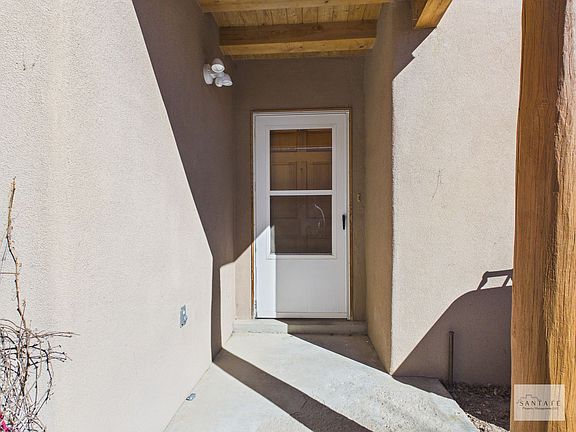 3rd image of 2104 Ridgeview Cir