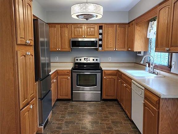 4th image of 3611 Julie Dr