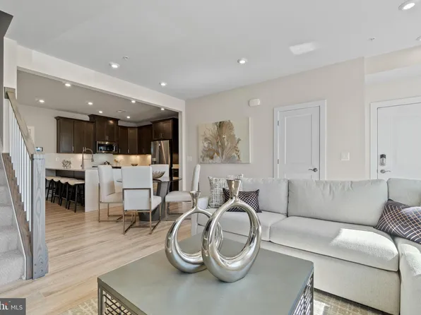 43822 Middleway Ter, Ashburn, VA 20147
