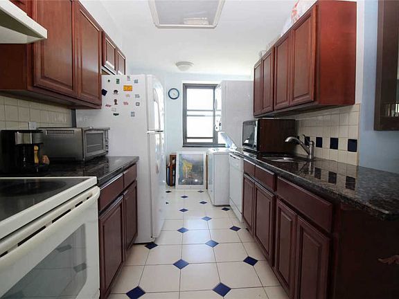 3rd image of 185 W Park Ave