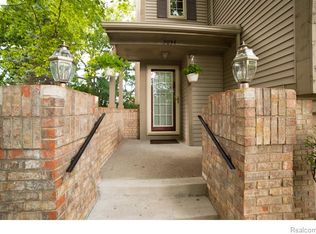 7034 Colonial Oaks Dr, Waterford, MI 48327