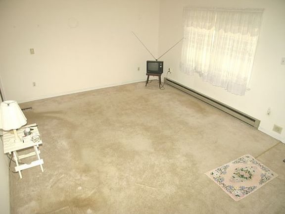 4th image of 19 Hartwood Ln