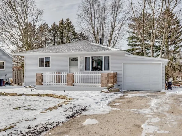 1134 Valley Dr NW, North Canton, OH 44720