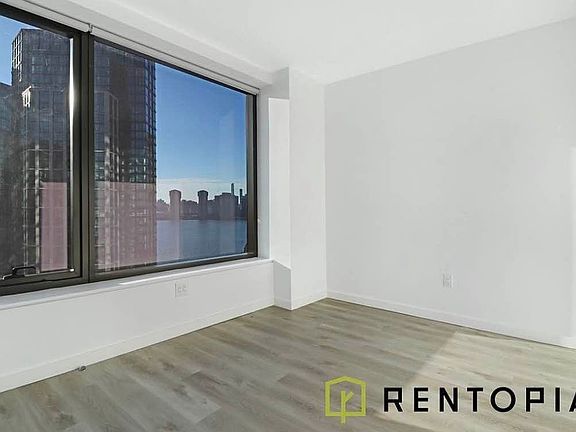4th image of 77 Commercial St #5H