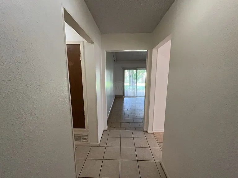 2408 Carnation Dr — Photo 2