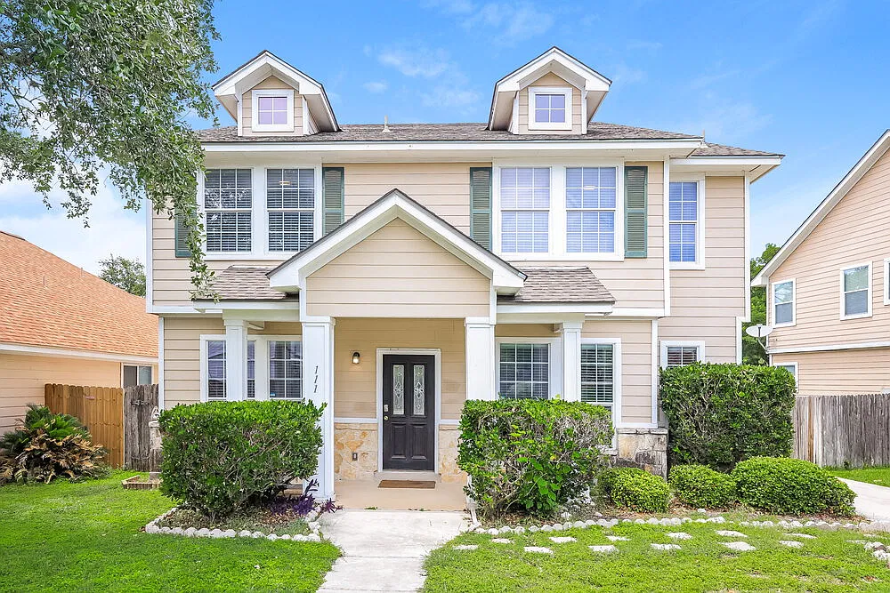 4 bed, 3.0 bath, 2220 sqft, $2,510 — Photo 1