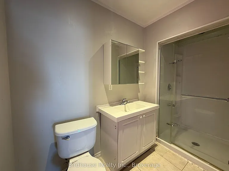 60 Russell St W — Photo 6