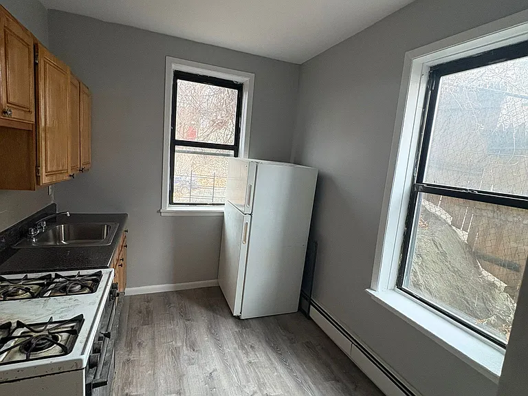 609 Van Cortlandt Park Ave — Photo 1