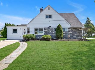 77 Autumn Ln, Hicksville, NY 11801