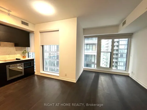 55 Mercer St #2106, Toronto, ON M5V 1H2