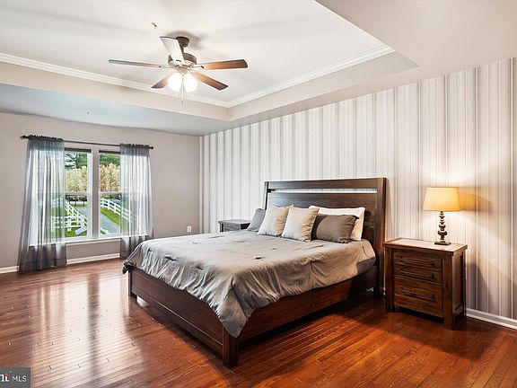 4th image of 702 Country Squire Way