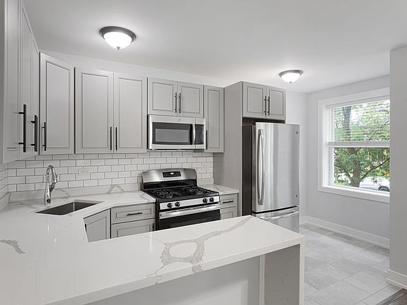2nd image of 1521 W Sherwin Ave #402