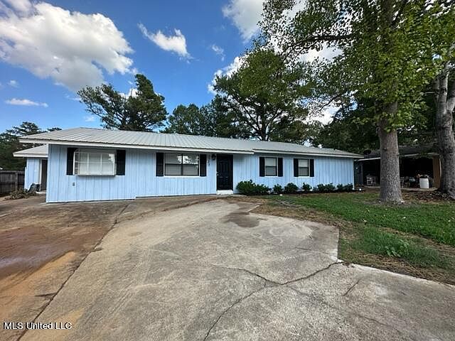 1st image of 3323 E Lisa Dr