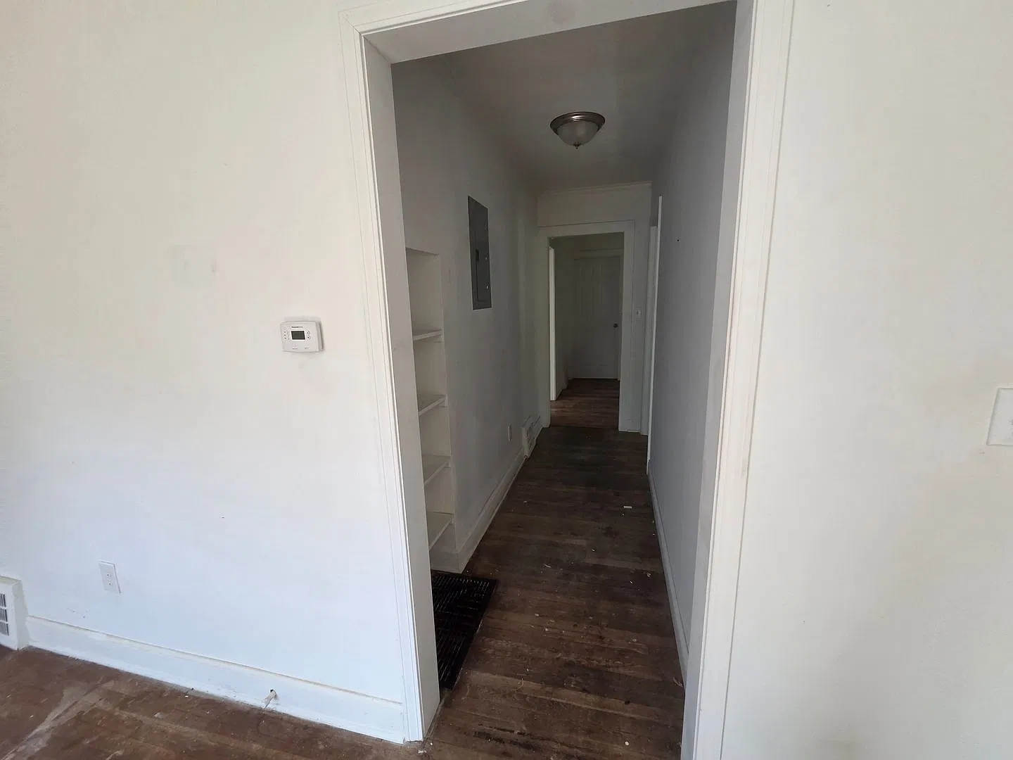 Upper 3 bedroom, lower west side. — Photo 4