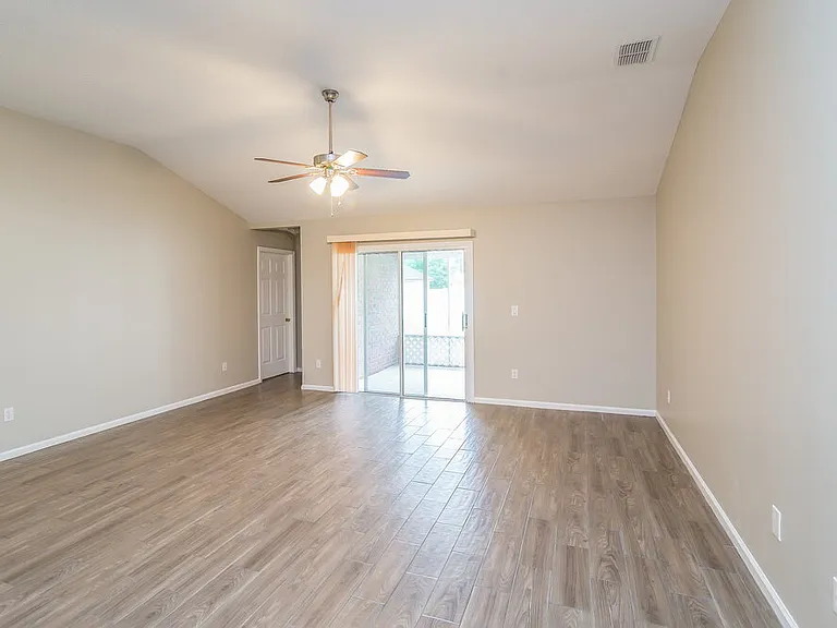 3243 Wandering Oaks Dr — Photo 10