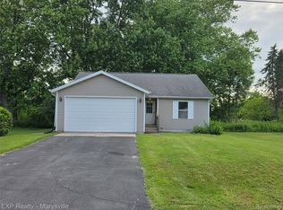 4711 Meadowlawn Dr, Fort Gratiot, MI
