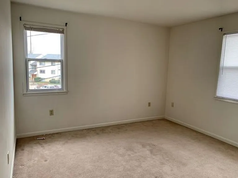 Lincoln Apartments — Photo 6