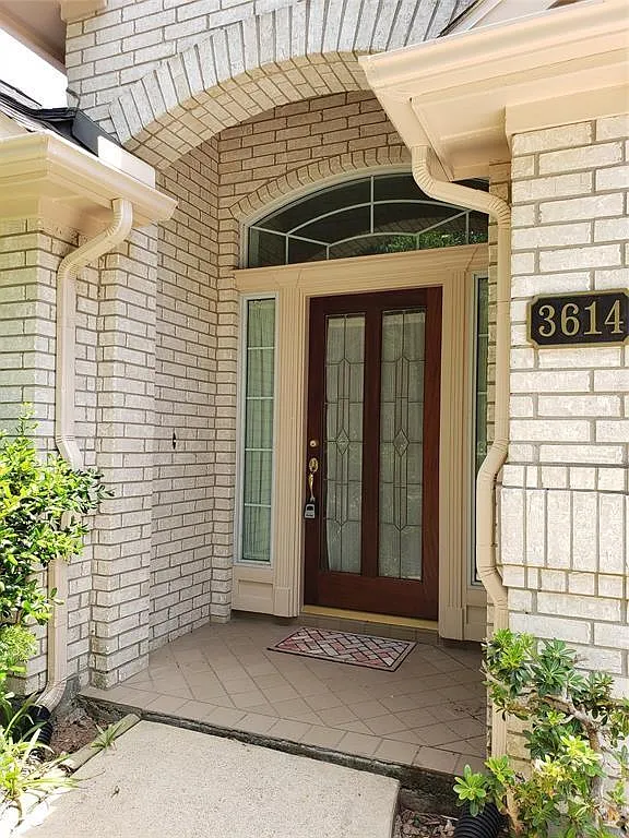 4 bed, 2.0 bath, 2376 sqft, $2,350 — Photo 3