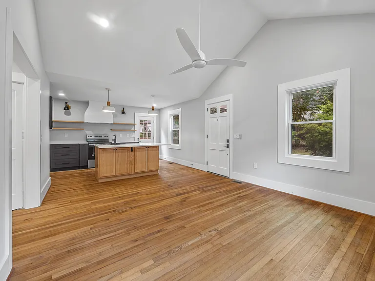 10 Amherst Ave — Photo 16