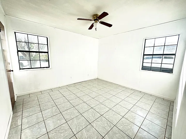 1044 Washington St — Photo 3