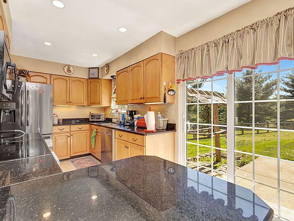 2nd image of 2487 Grandview Rd
