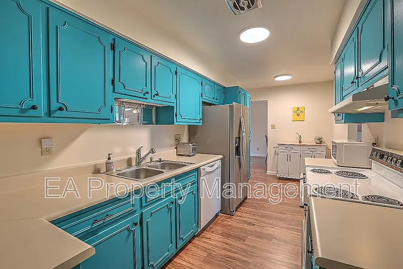 3 bed, 2.0 bath, $2,495 — Photo 2
