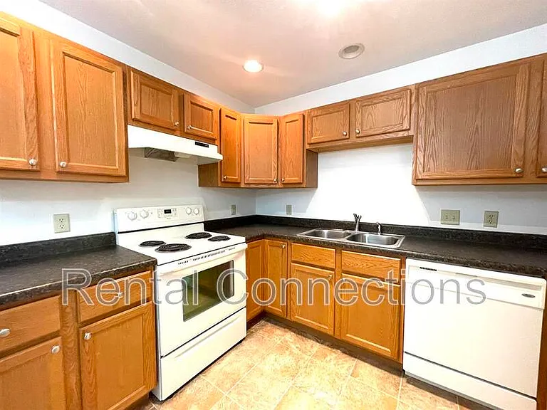 500 E College St #D5 — Photo 1