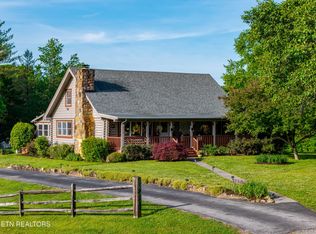 918 Country Ln, Walland, TN 37886